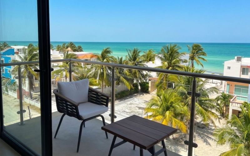 Condo with ocean view, swimming pool and bar, for sale