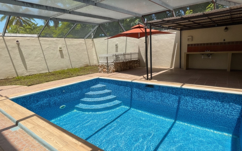 House with covered pool, solar panels and 2-car garage, for sale, Santa Rita Cholul