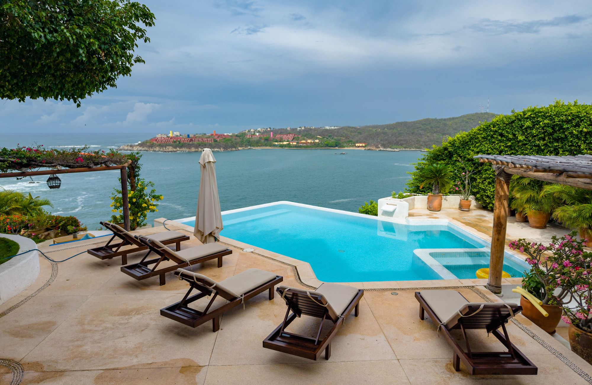 House with ocean view, beach access, large lot, in Residencial Conejos for sale