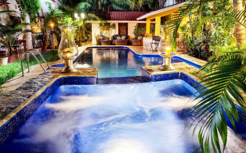 Bed and breakfast with 7 rooms, Mexican colonial architecture and pool, for sale or rent