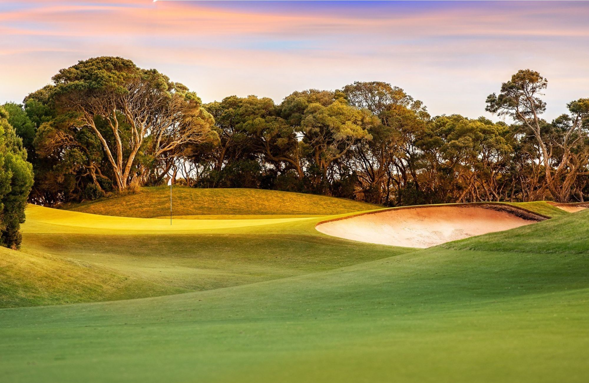 Casa de una planta dentro de un campo de golf con alberca privada y amenidades