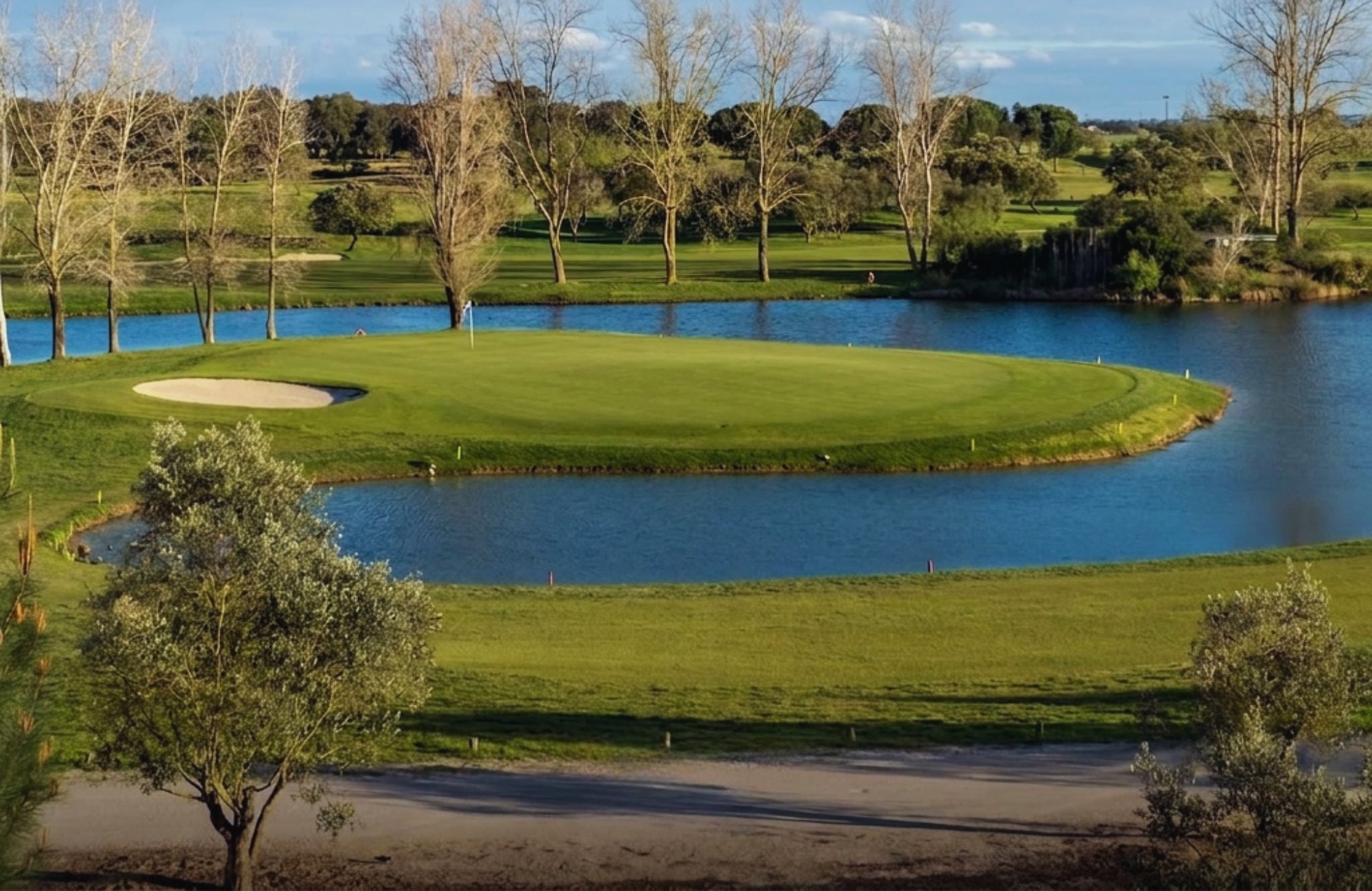 Casa de una planta dentro de un campo de golf con alberca privada y amenidades