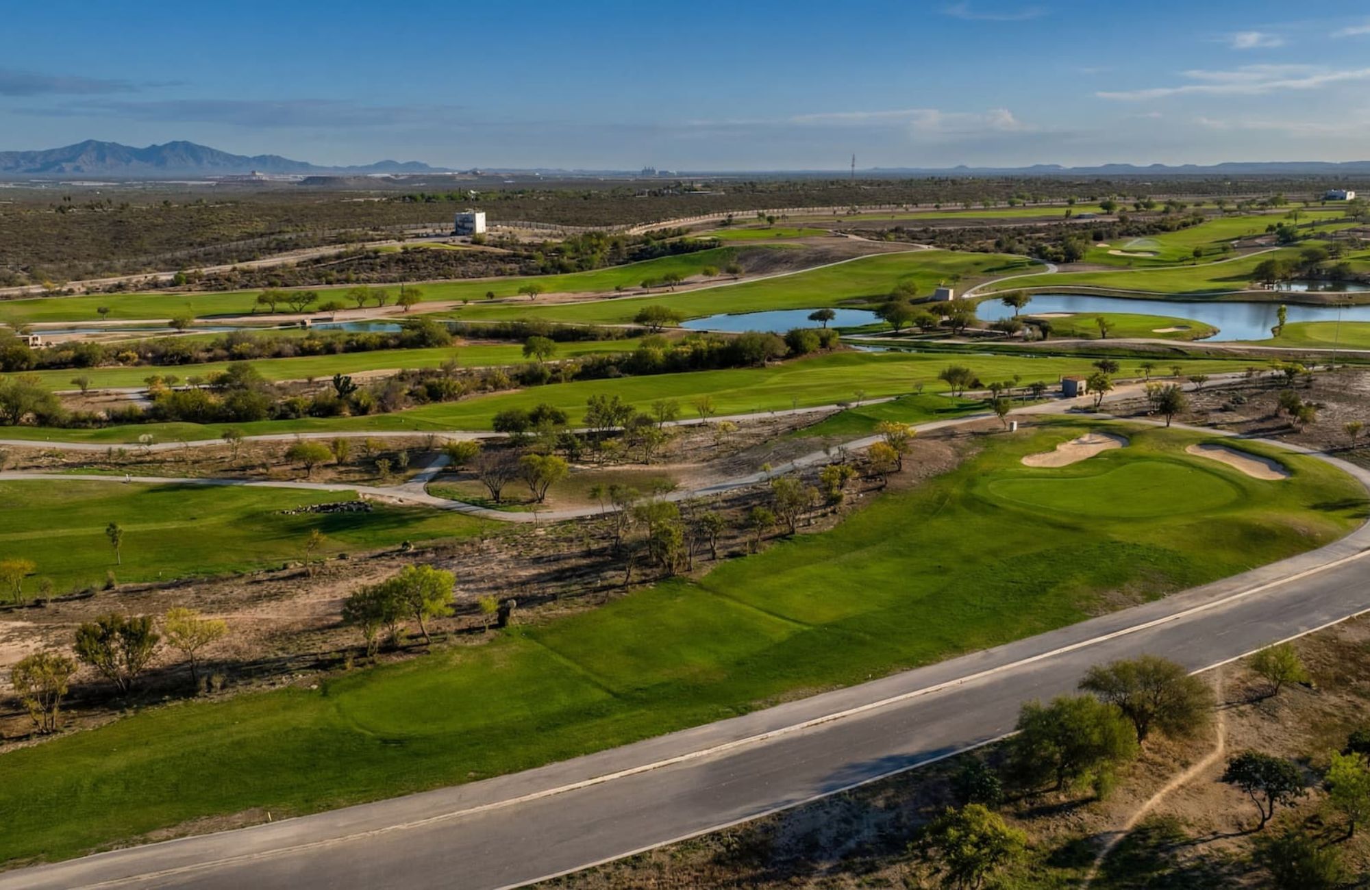 Casa de una planta dentro de un campo de golf con alberca privada y amenidades