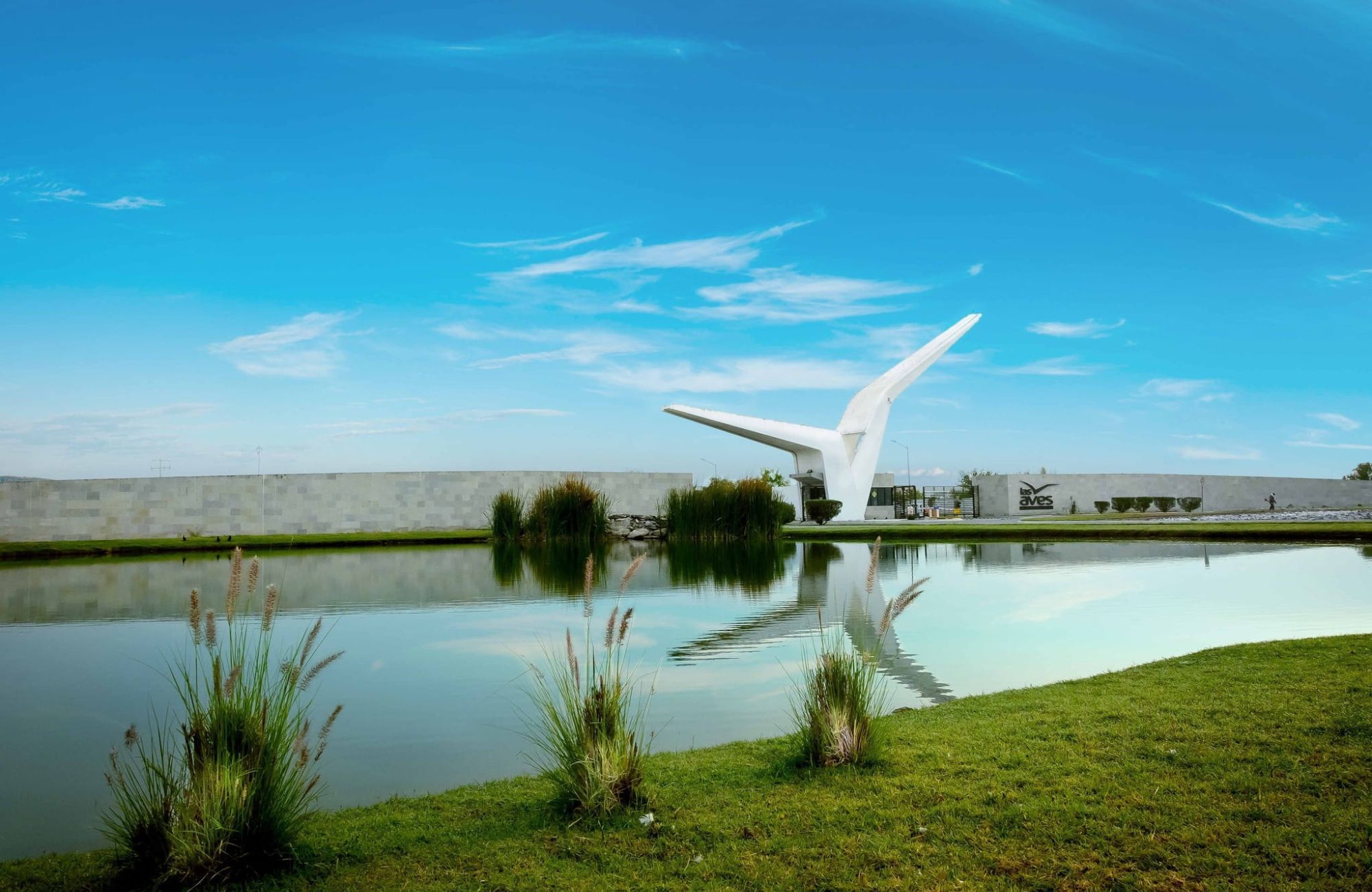 Casa de una planta dentro de un campo de golf con alberca privada y amenidades
