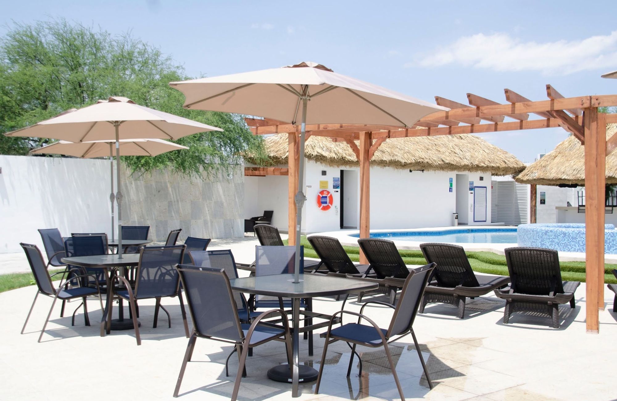Casa de una planta dentro de un campo de golf con alberca privada y amenidades