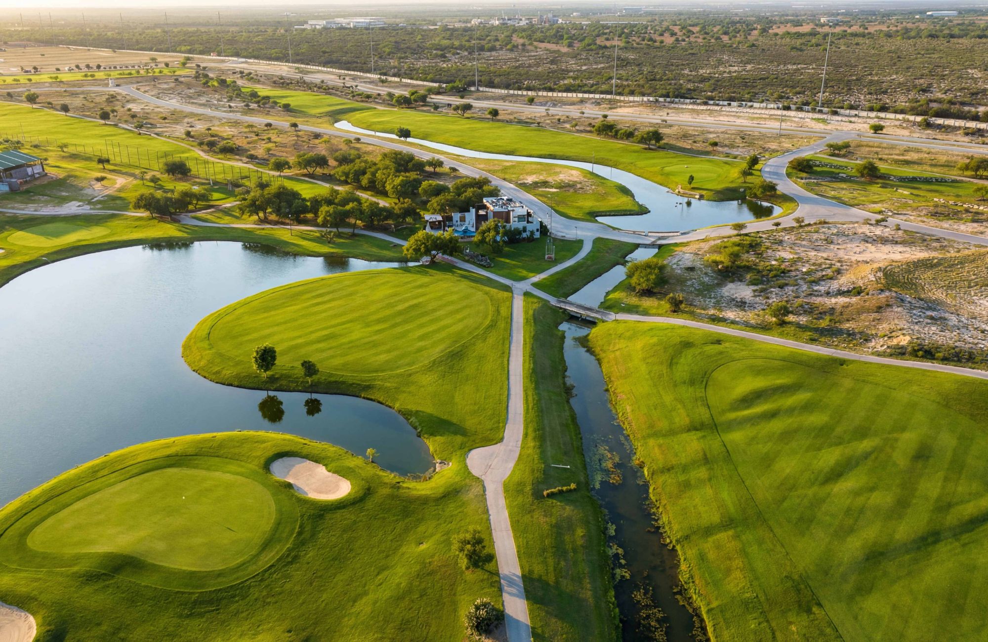Casa de una planta dentro de un campo de golf con alberca privada y amenidades