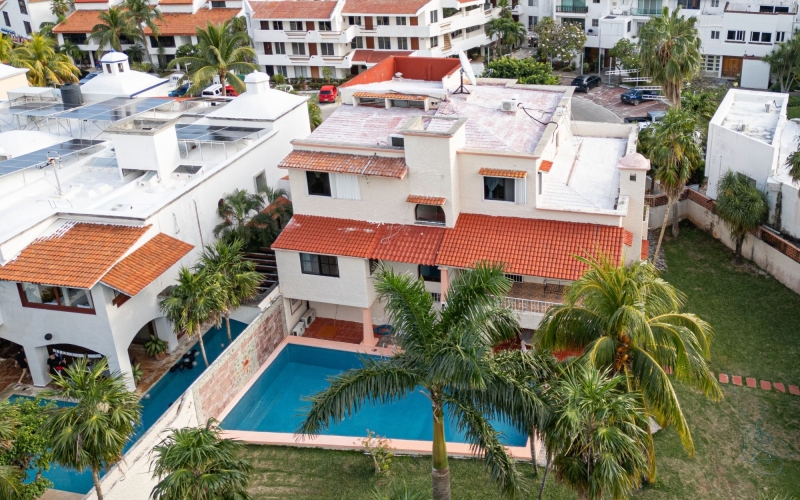 Mexican-style house with pool, garden and terraces, for sale