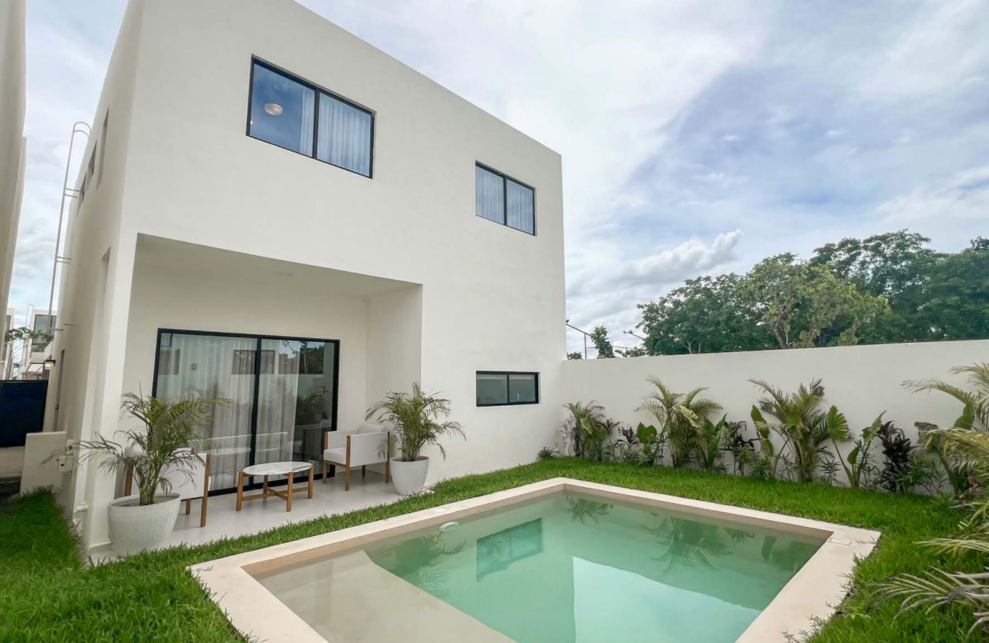 House with double-height living room, private pool, club house, for sale, Cholul