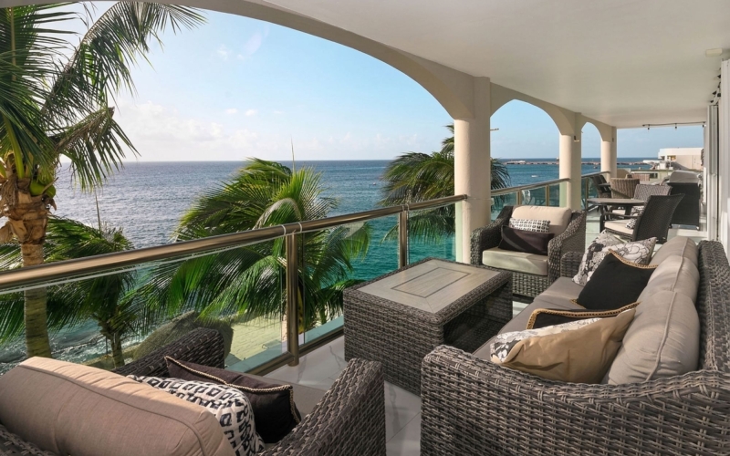 Remodeled beachfront condo with terrace and amenities for sale