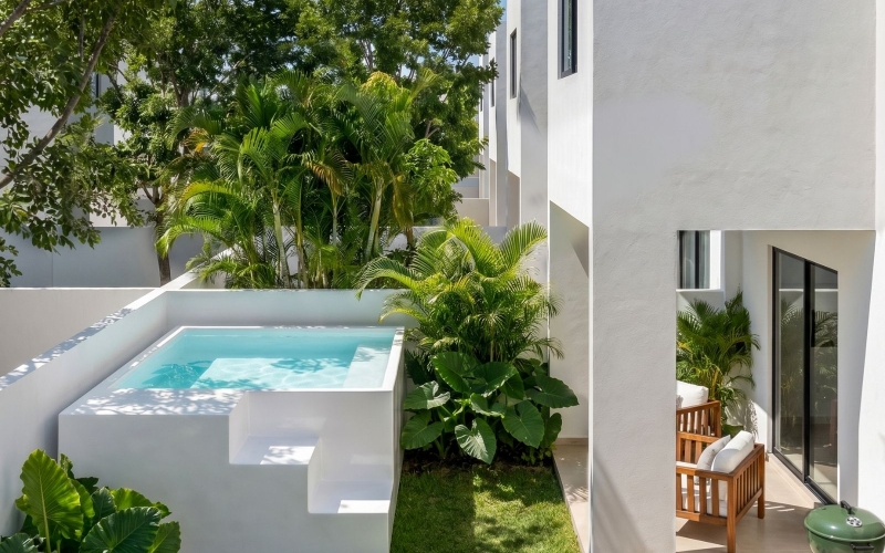 House in private community with amenities, playground, and swimming pool for sale