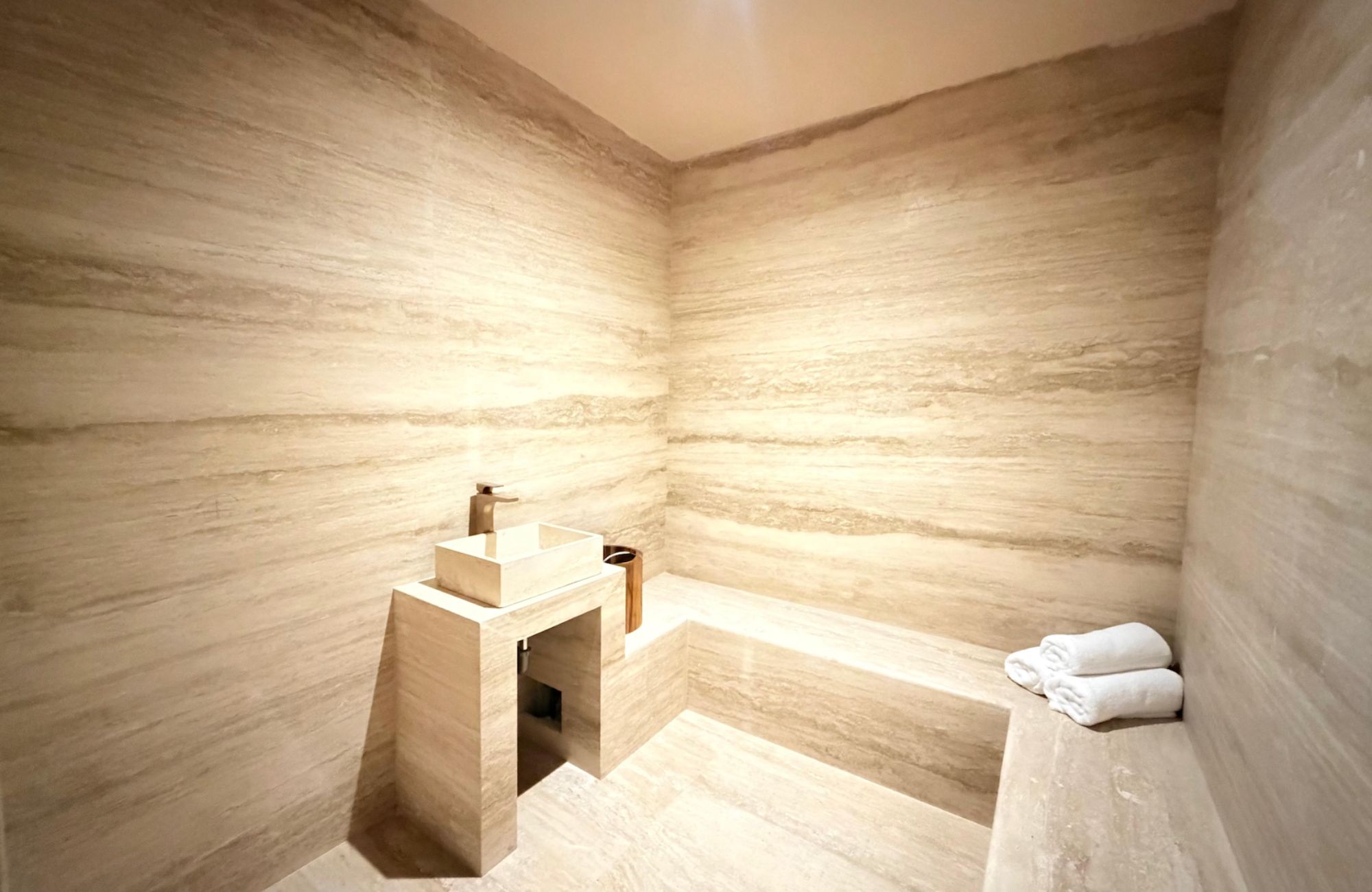 Condo with flex space, panoramic views and event room, for sale