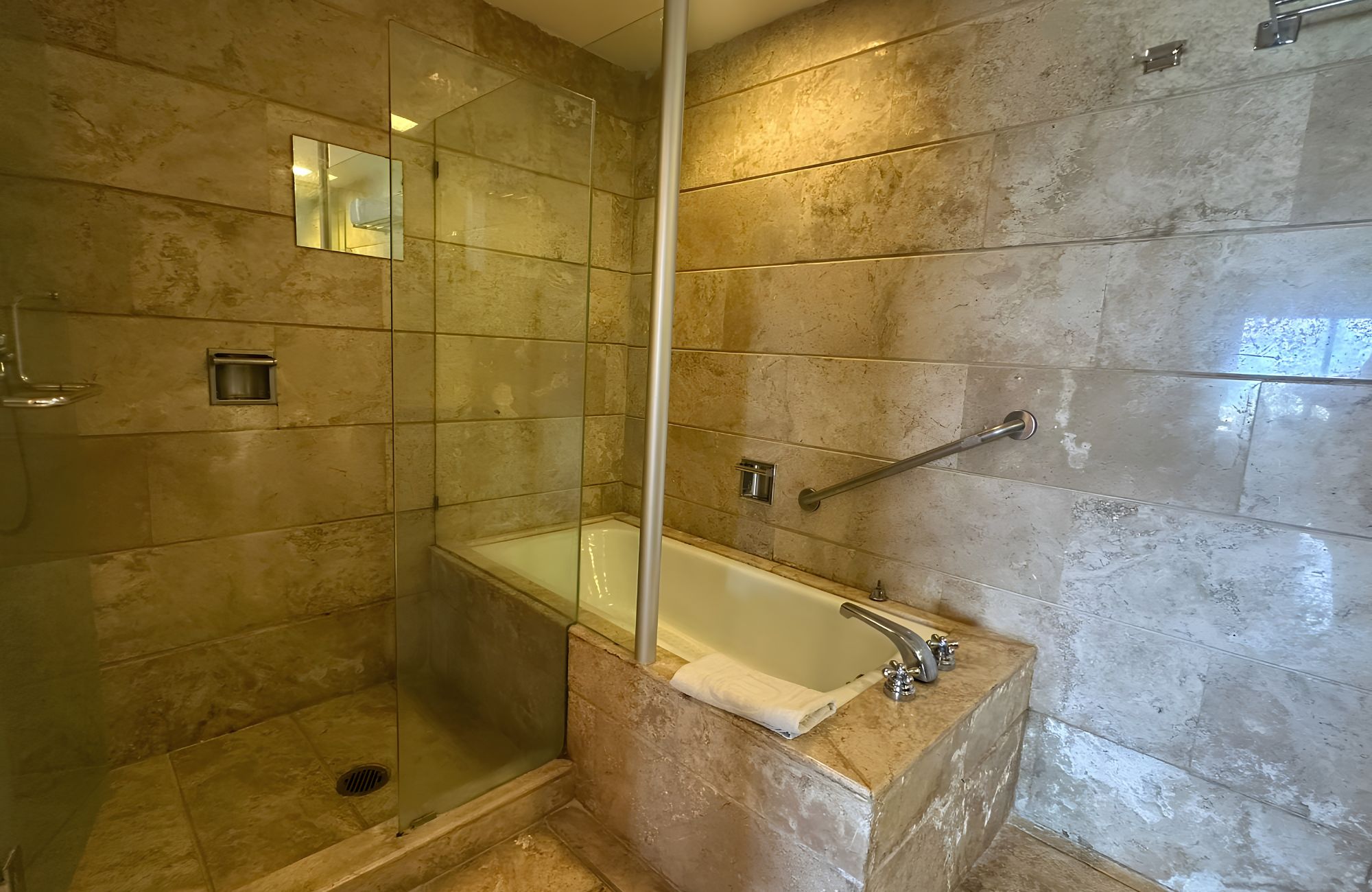 Condo near the beach, common terrace with panoramic view, pool and gym, wheelchairs friendly, under construction, for sale Tangolunda, Huatu