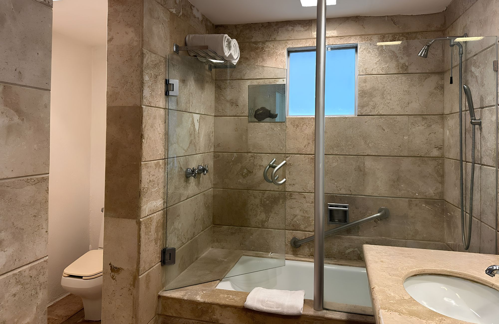 Condo near the beach, common terrace with panoramic view, pool and gym, wheelchairs friendly, under construction, for sale Tangolunda, Huatu