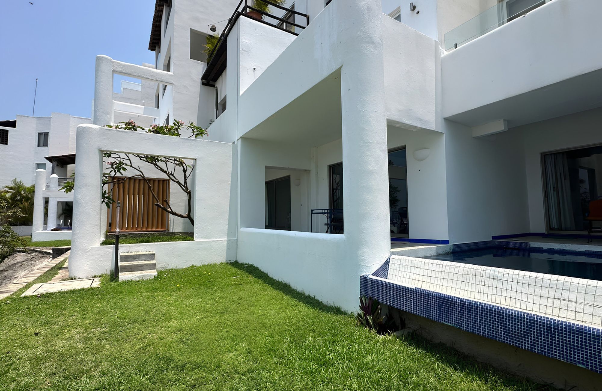 Condo near the beach, common terrace with panoramic view, pool and gym, wheelchairs friendly, under construction, for sale Tangolunda, Huatu