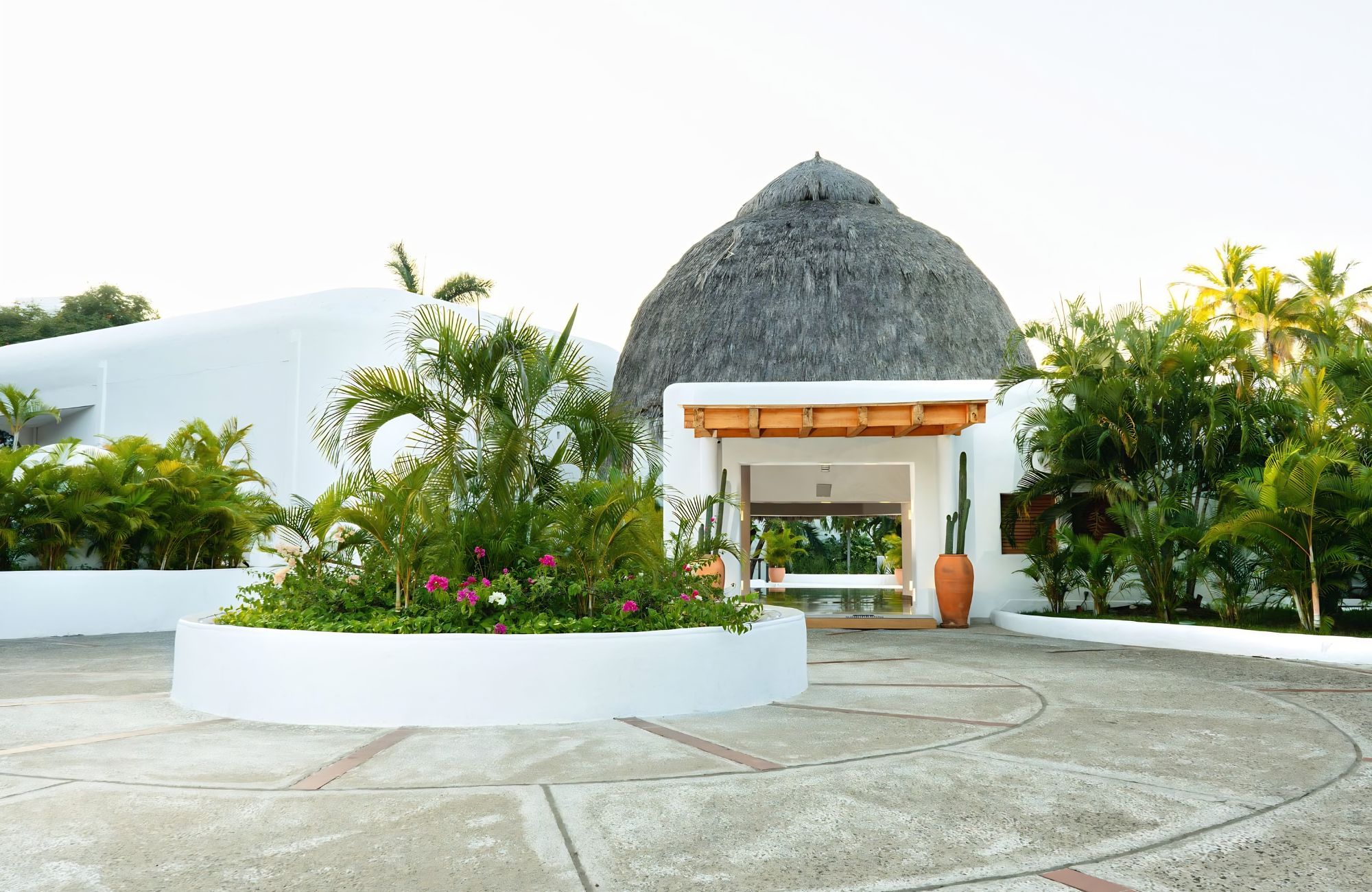 Condo near the beach, common terrace with panoramic view, pool and gym, wheelchairs friendly, under construction, for sale Tangolunda, Huatu