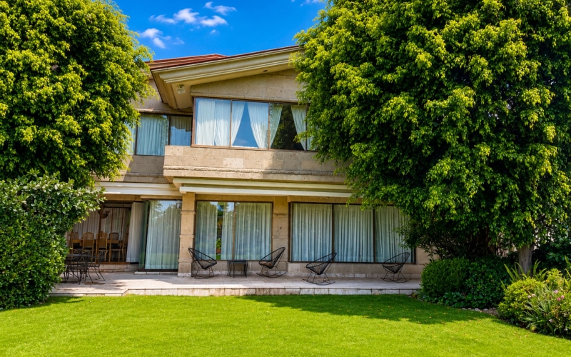 Casa con amplio jard&iacute;n, cuarto de servicio y family room, en venta