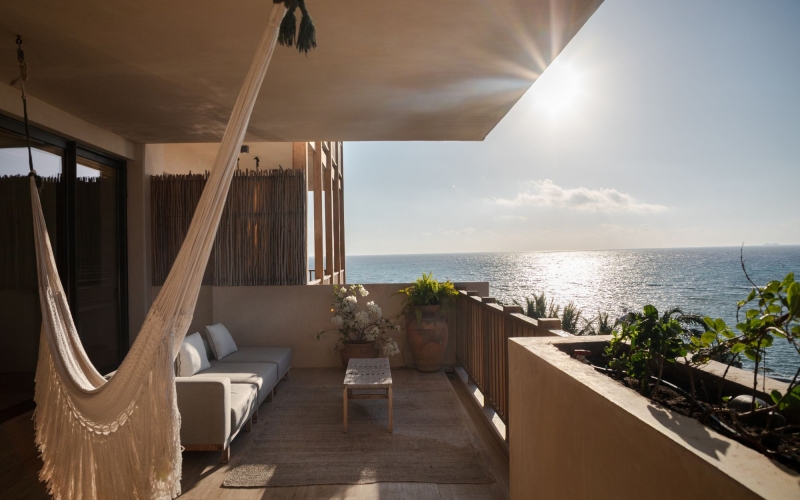 Oceanfront luxury penthouse with pool and resort-style amenities, for sale