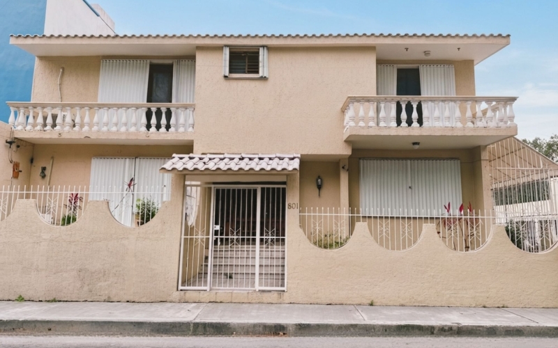 House on a main avenue, minutes from the beach and airport, for sale