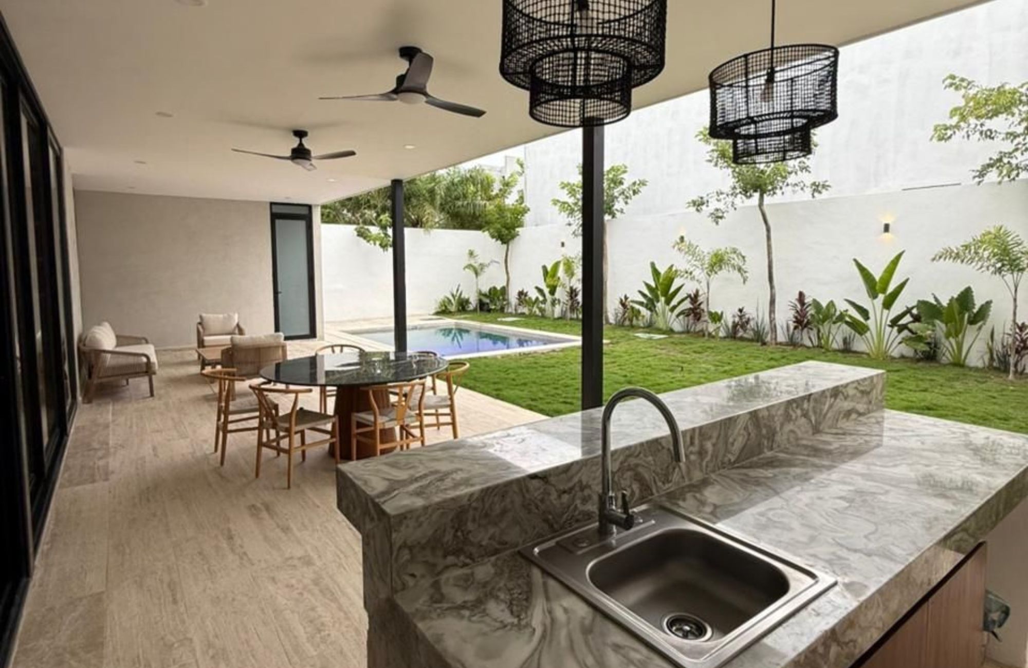 Two-story house with pool for sale, Xcanat&uacute;n, M&eacute;rida