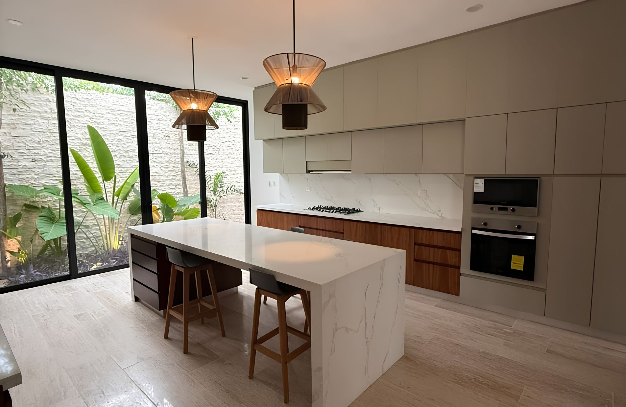 Two-story house with pool for sale, Xcanat&uacute;n, M&eacute;rida