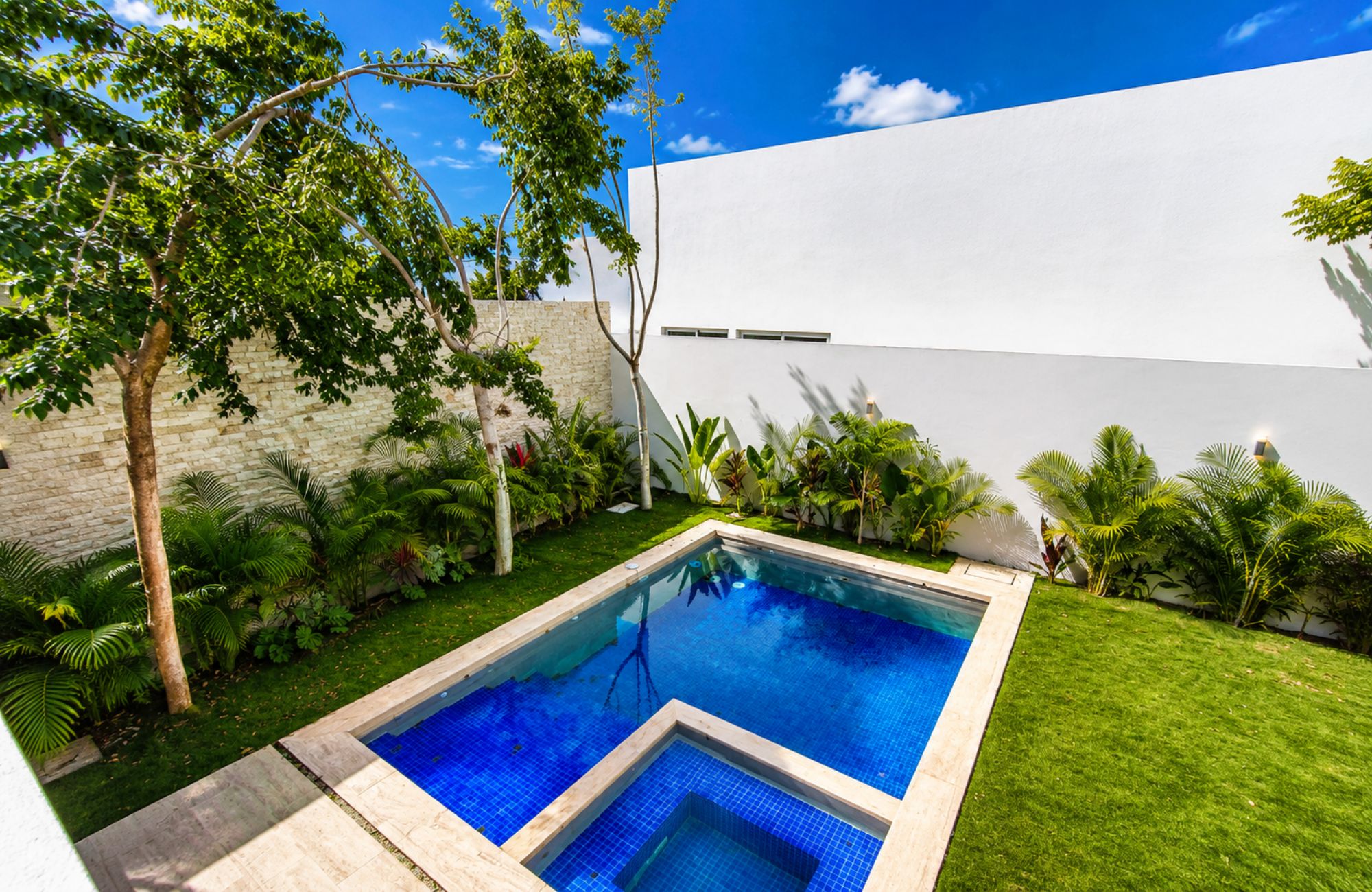 Two-story house with pool for sale, Xcanat&uacute;n, M&eacute;rida