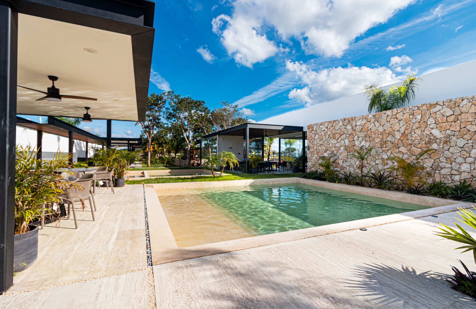 Two-story house with pool for sale, Xcanat&uacute;n, M&eacute;rida