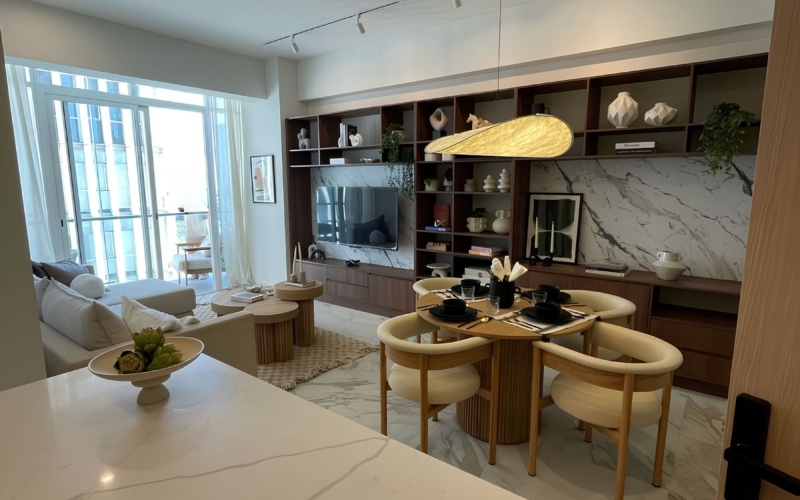 Condo with paddle, swimming pool, coffee shop and game room for sale.