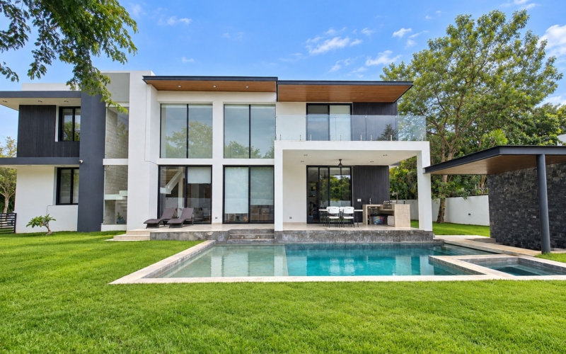 Exclusive double-height house in El Cortijo with private pool and clubhouse, for sale