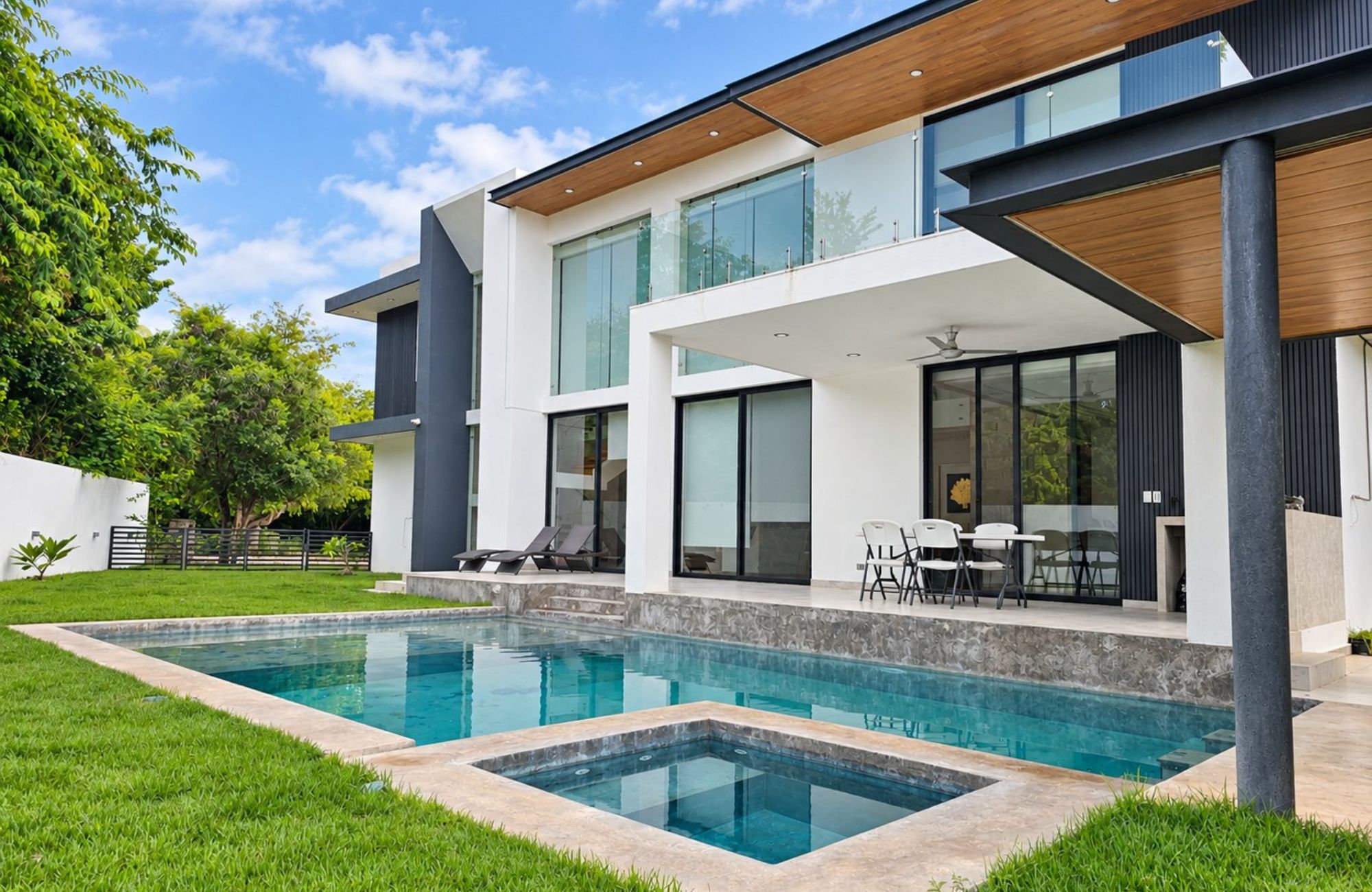 House with Private Pool and Golf Club Access for Sale, North Zone, M&eacute;rida