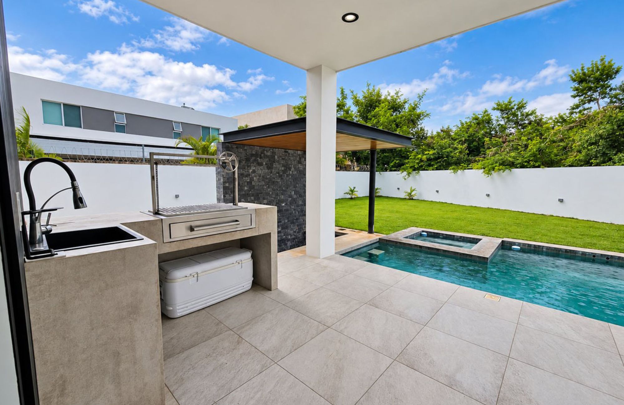 House with Private Pool and Golf Club Access for Sale, North Zone, M&eacute;rida