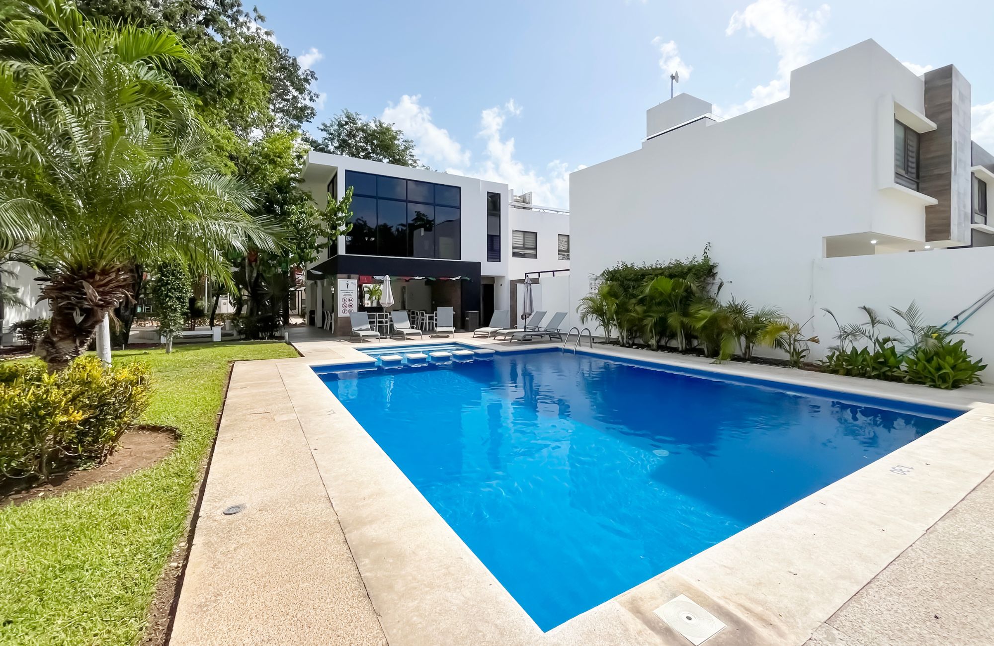 Condo for sale, furnished, great location, and rooftop with ocean view