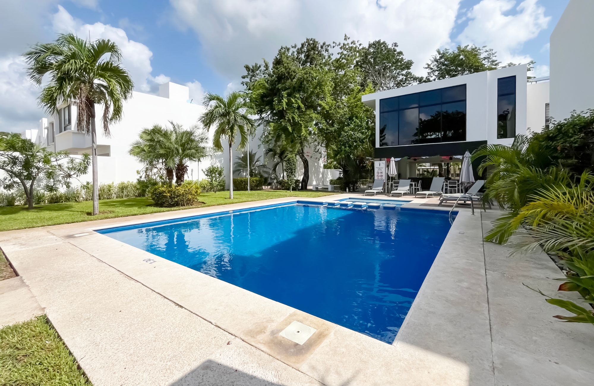 Condo for sale, furnished, great location, and rooftop with ocean view