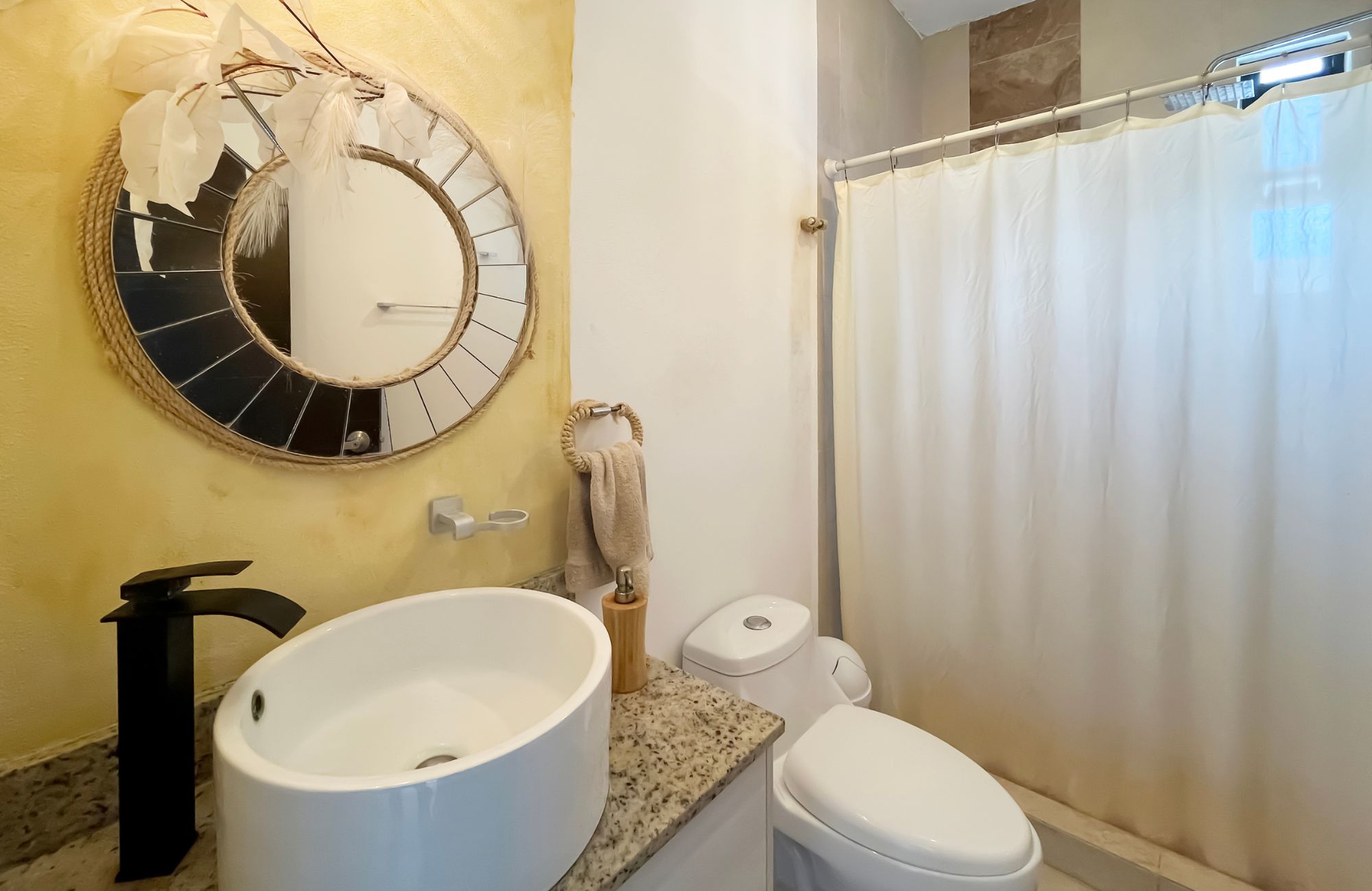 Condo for sale, furnished, great location, and rooftop with ocean view