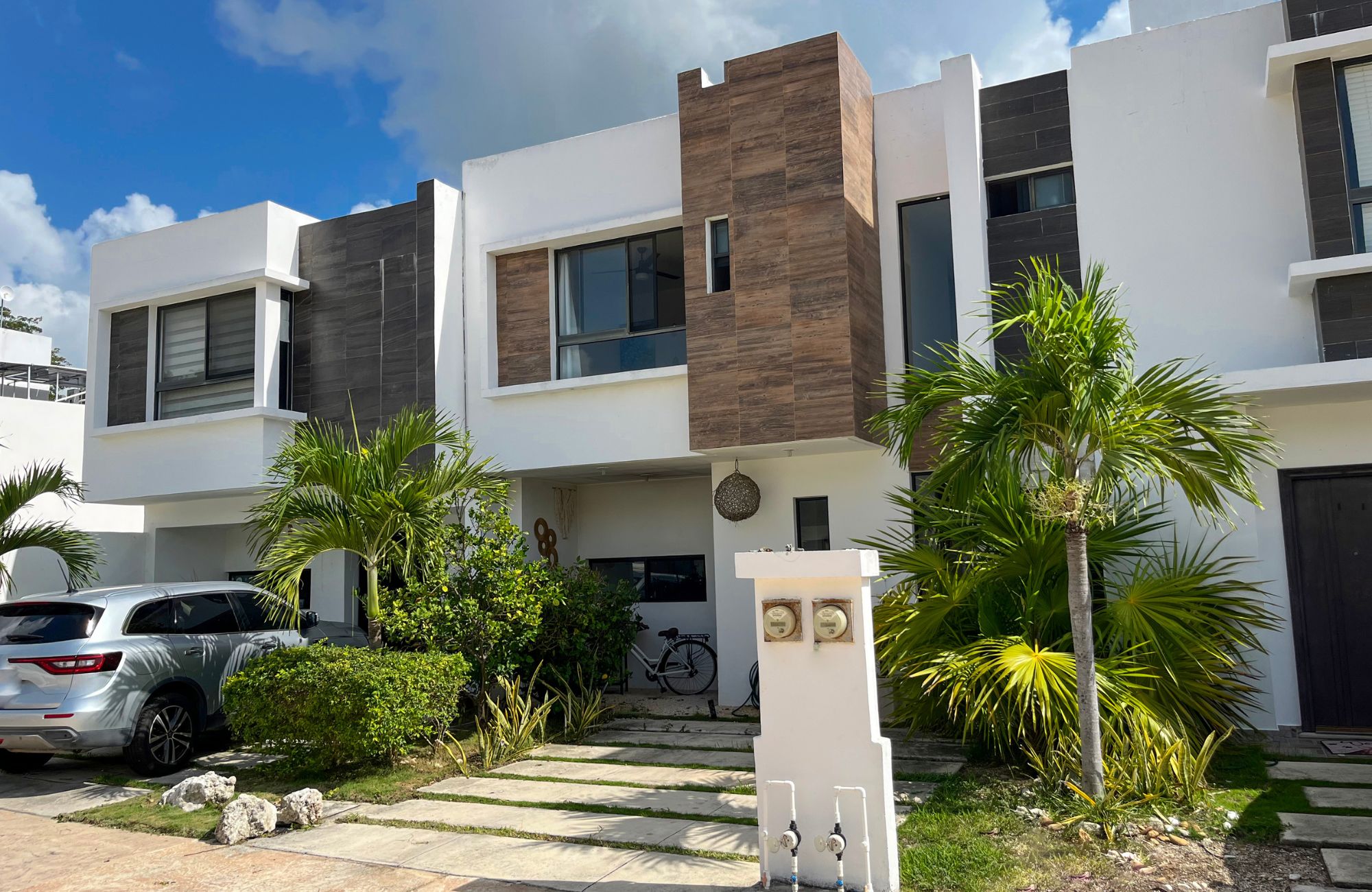 Condo for sale, furnished, great location, and rooftop with ocean view