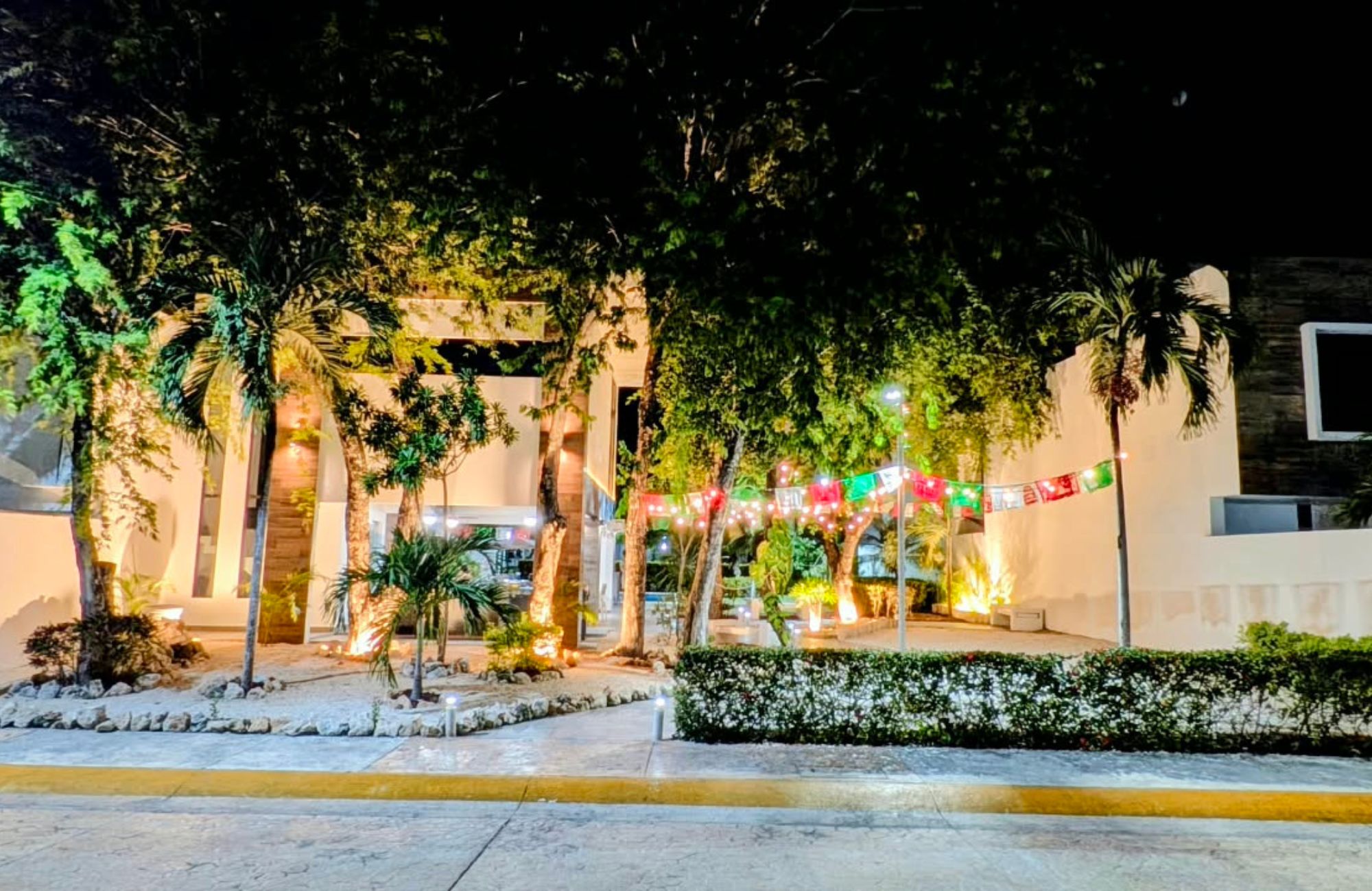 Condo for sale, furnished, great location, and rooftop with ocean view