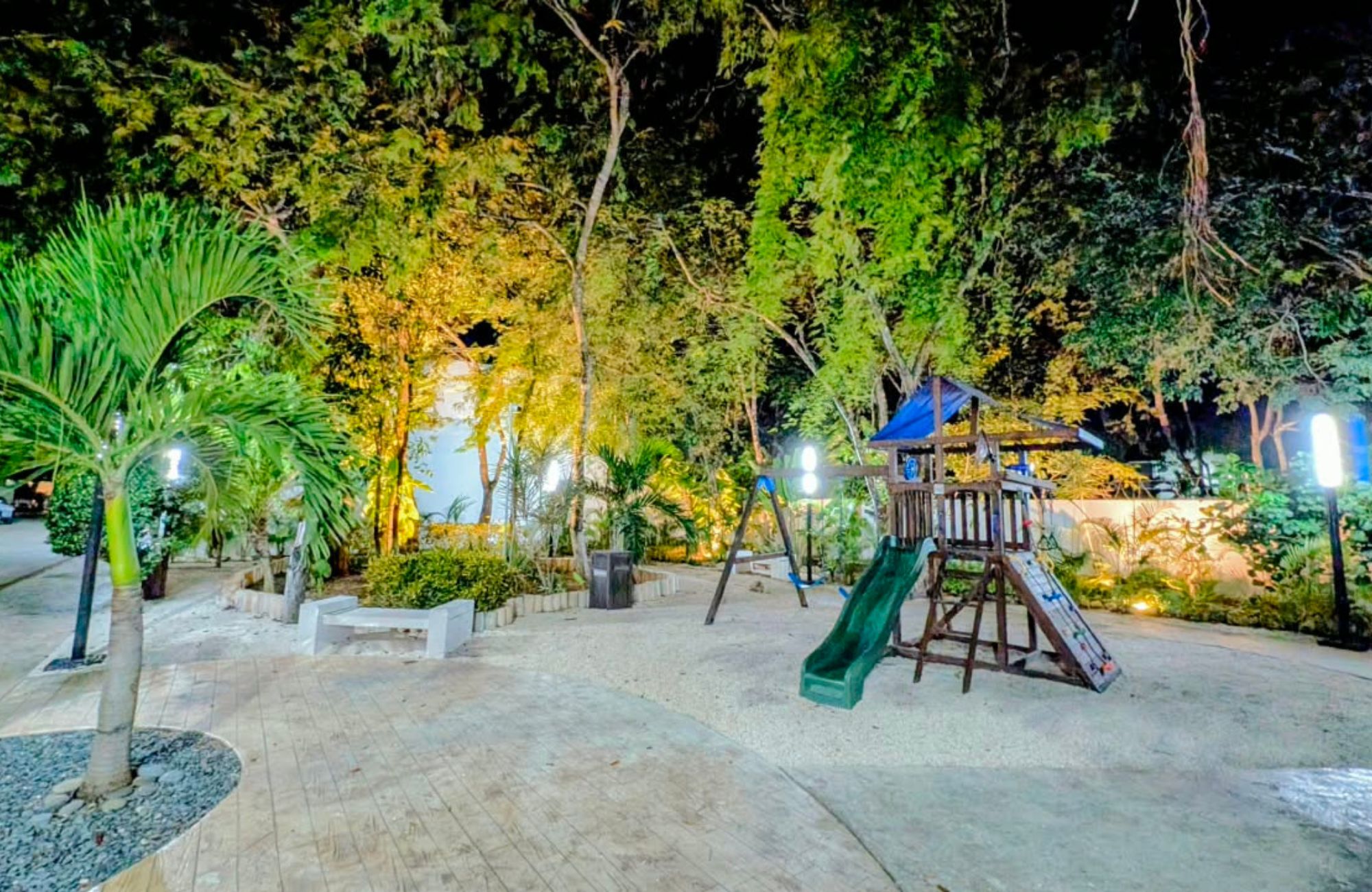 Condo for sale, furnished, great location, and rooftop with ocean view