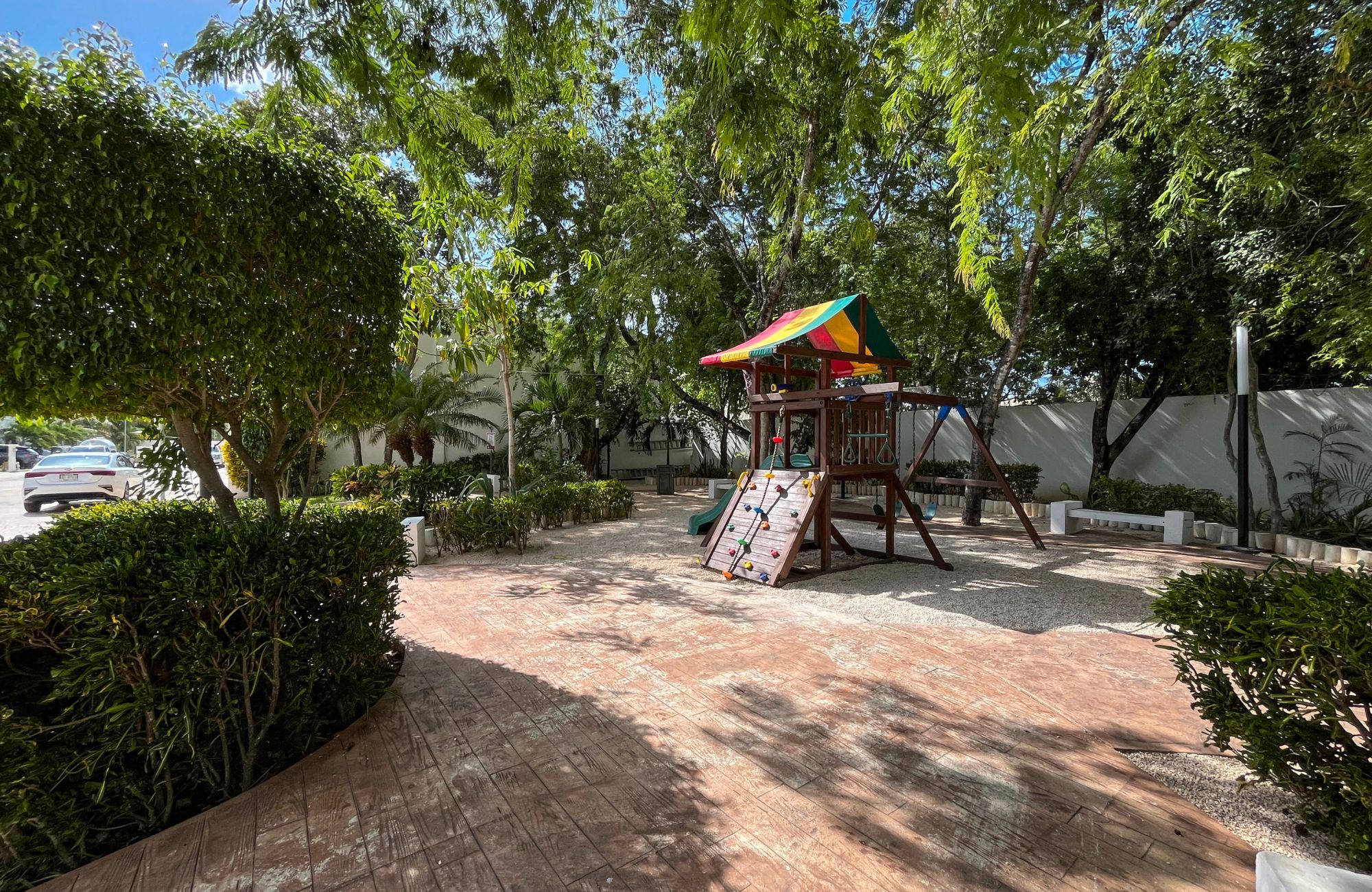 Condo for sale, furnished, great location, and rooftop with ocean view