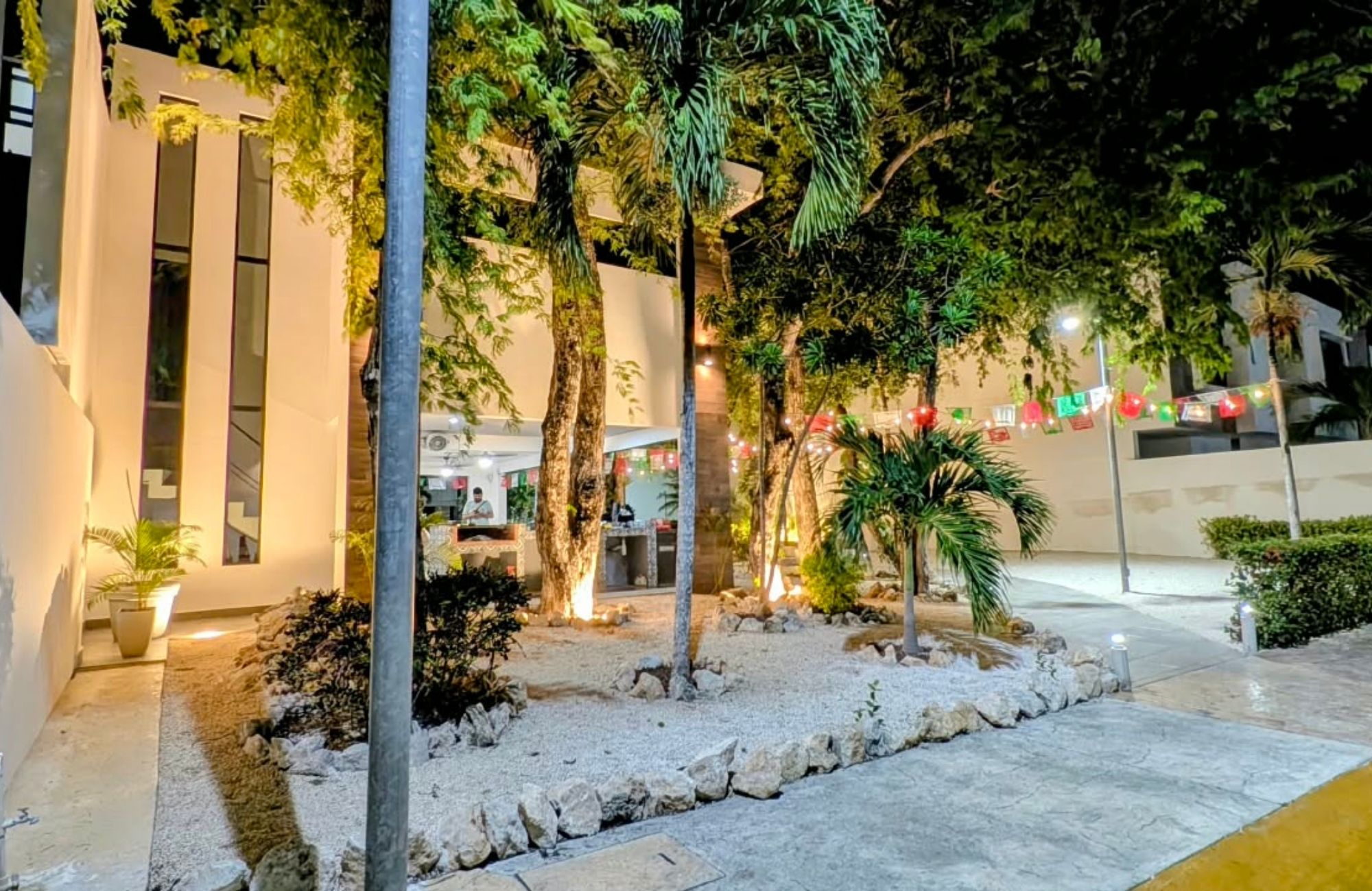 Condo for sale, furnished, great location, and rooftop with ocean view