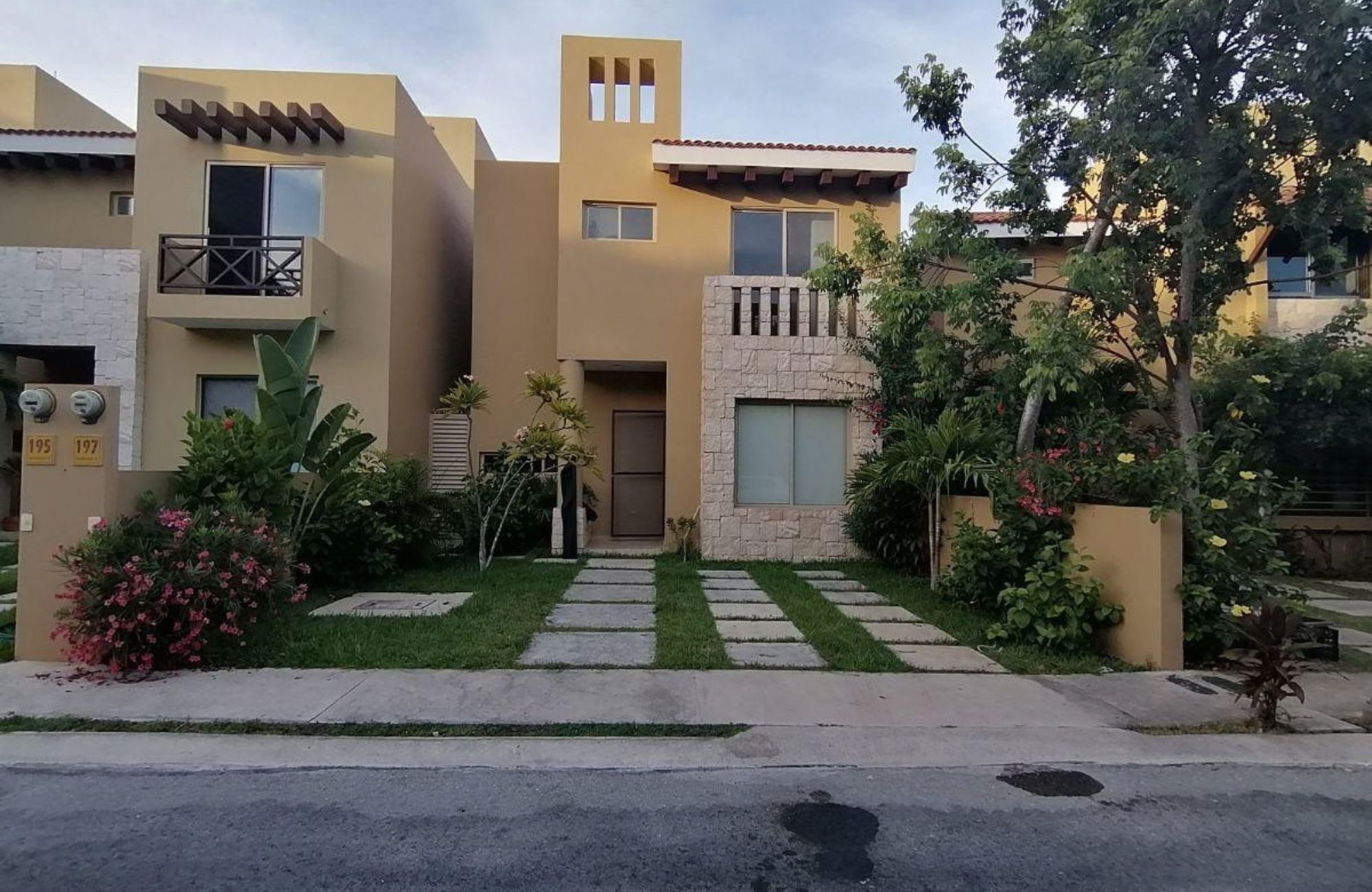 House in gated community with clubhouse, childrens playground, pool with swimming lane, paddle tennis court, 7,000 m2 of green areas, and m