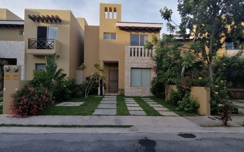 House with garden facing a cenote in Residencial Allegranza, pool and solar panels, for sale