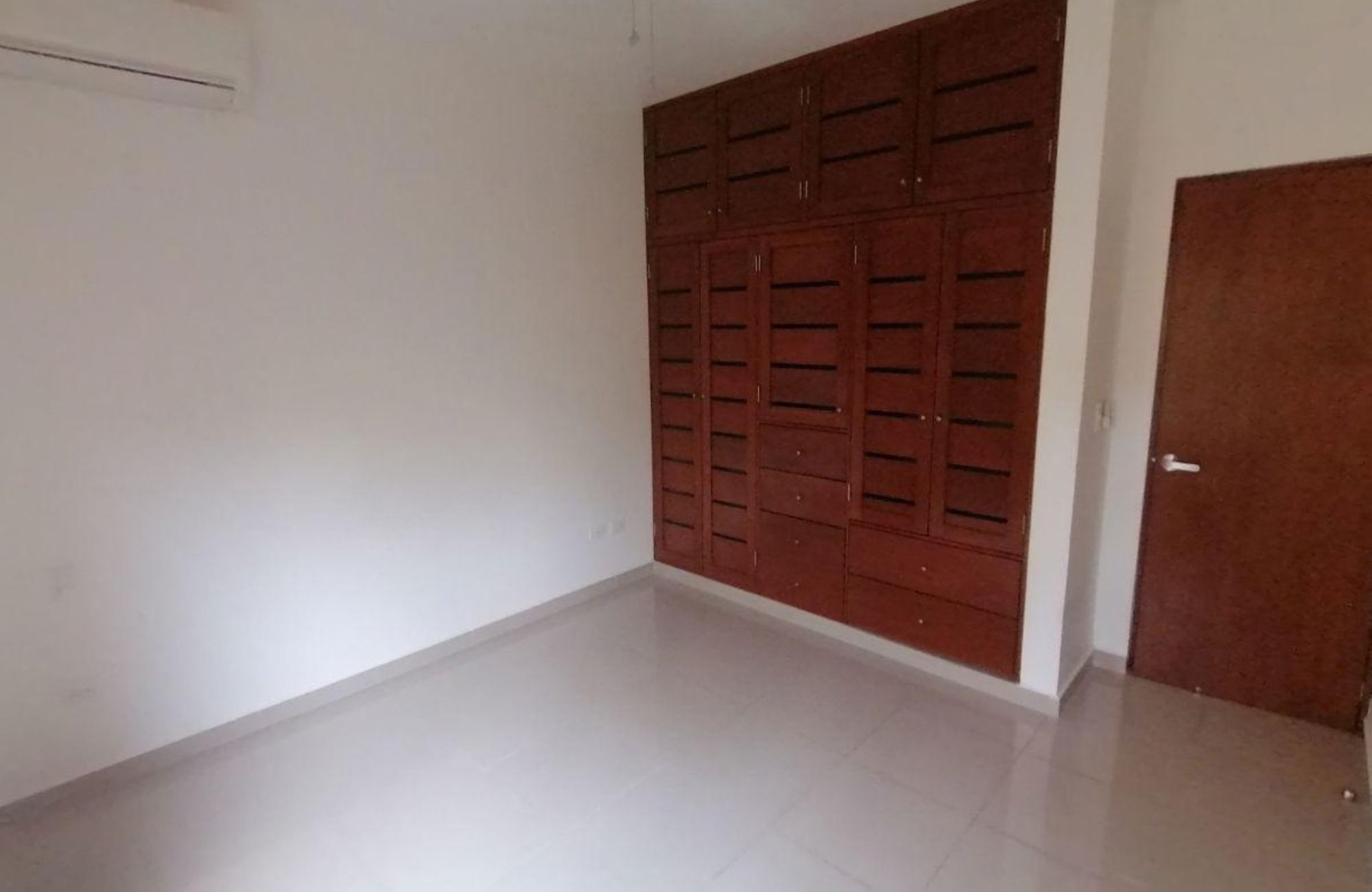 House in gated community with clubhouse, childrens playground, pool with swimming lane, paddle tennis court, 7,000 m2 of green areas, and m