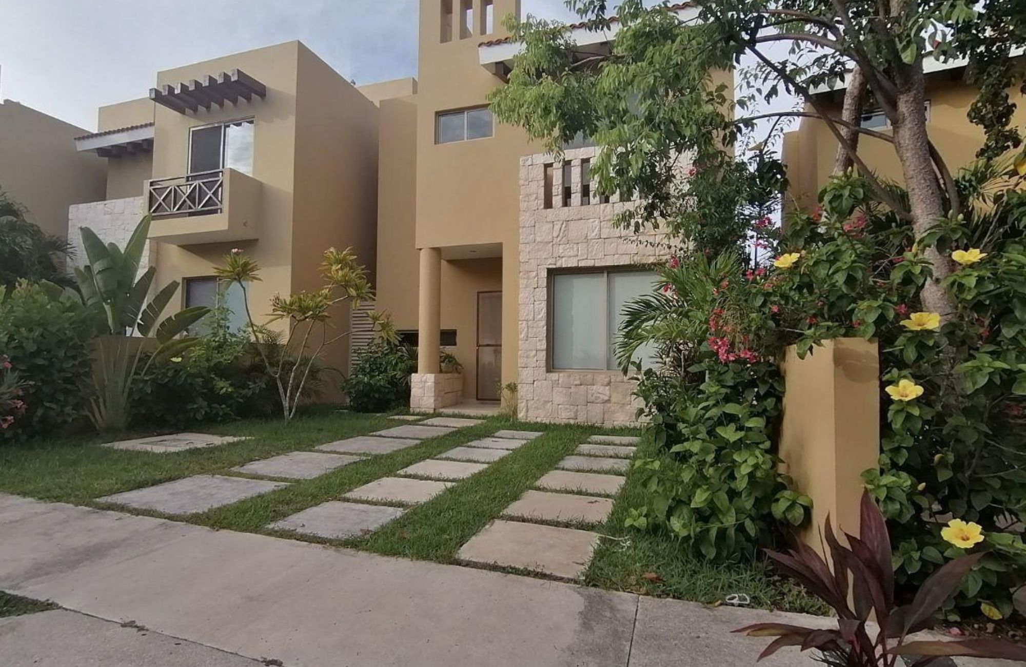House in gated community with clubhouse, childrens playground, pool with swimming lane, paddle tennis court, 7,000 m2 of green areas, and m