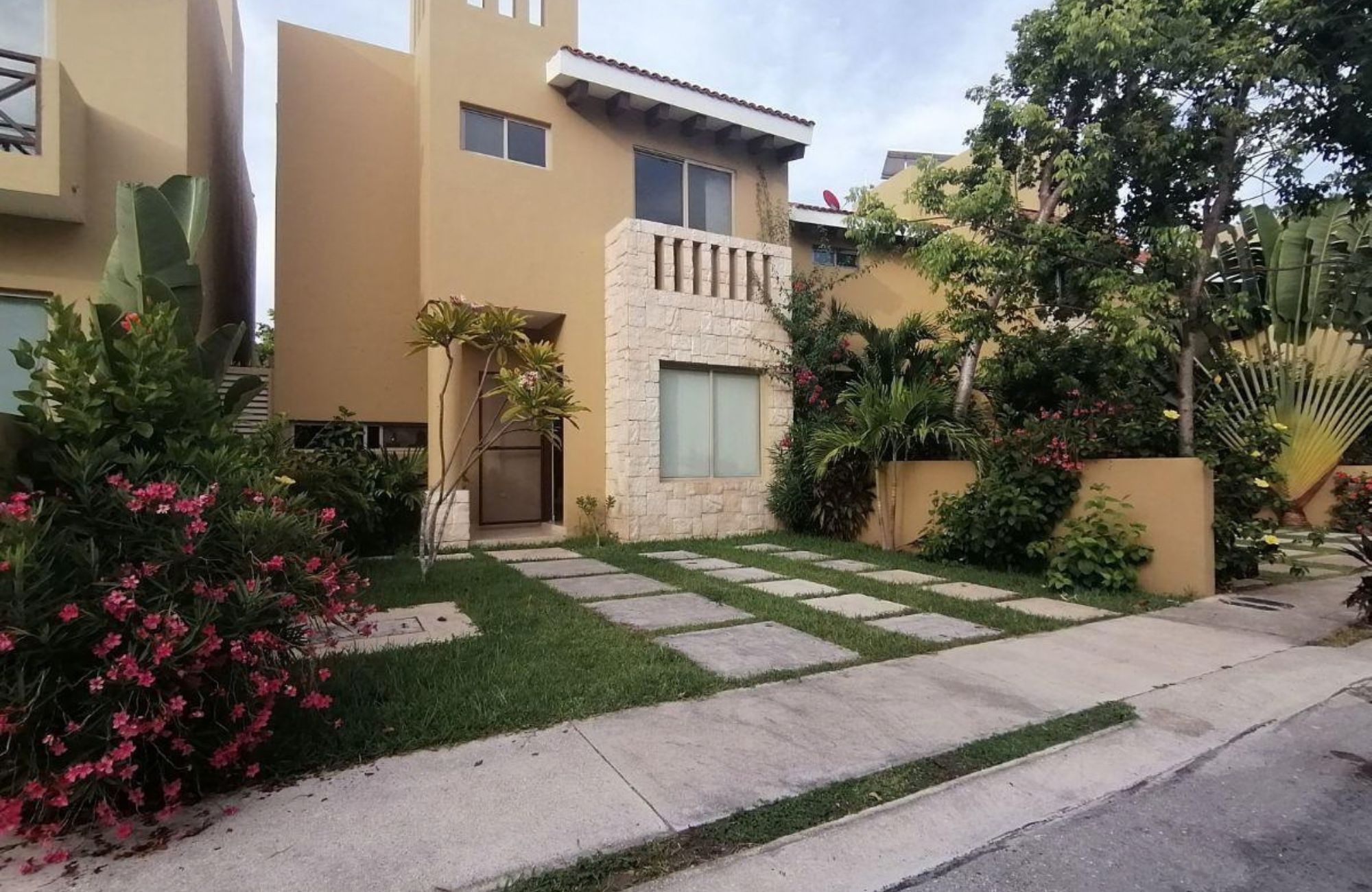 House in gated community with clubhouse, childrens playground, pool with swimming lane, paddle tennis court, 7,000 m2 of green areas, and m