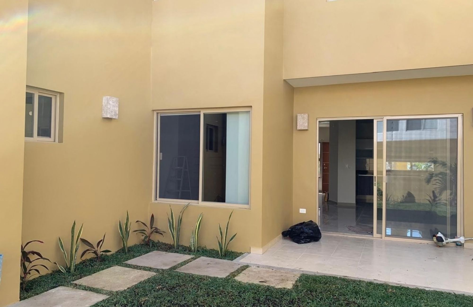 House in gated community with clubhouse, childrens playground, pool with swimming lane, paddle tennis court, 7,000 m2 of green areas, and m
