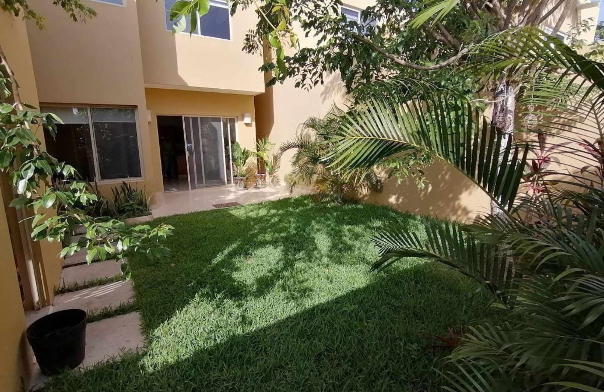 House in gated community with clubhouse, childrens playground, pool with swimming lane, paddle tennis court, 7,000 m2 of green areas, and m