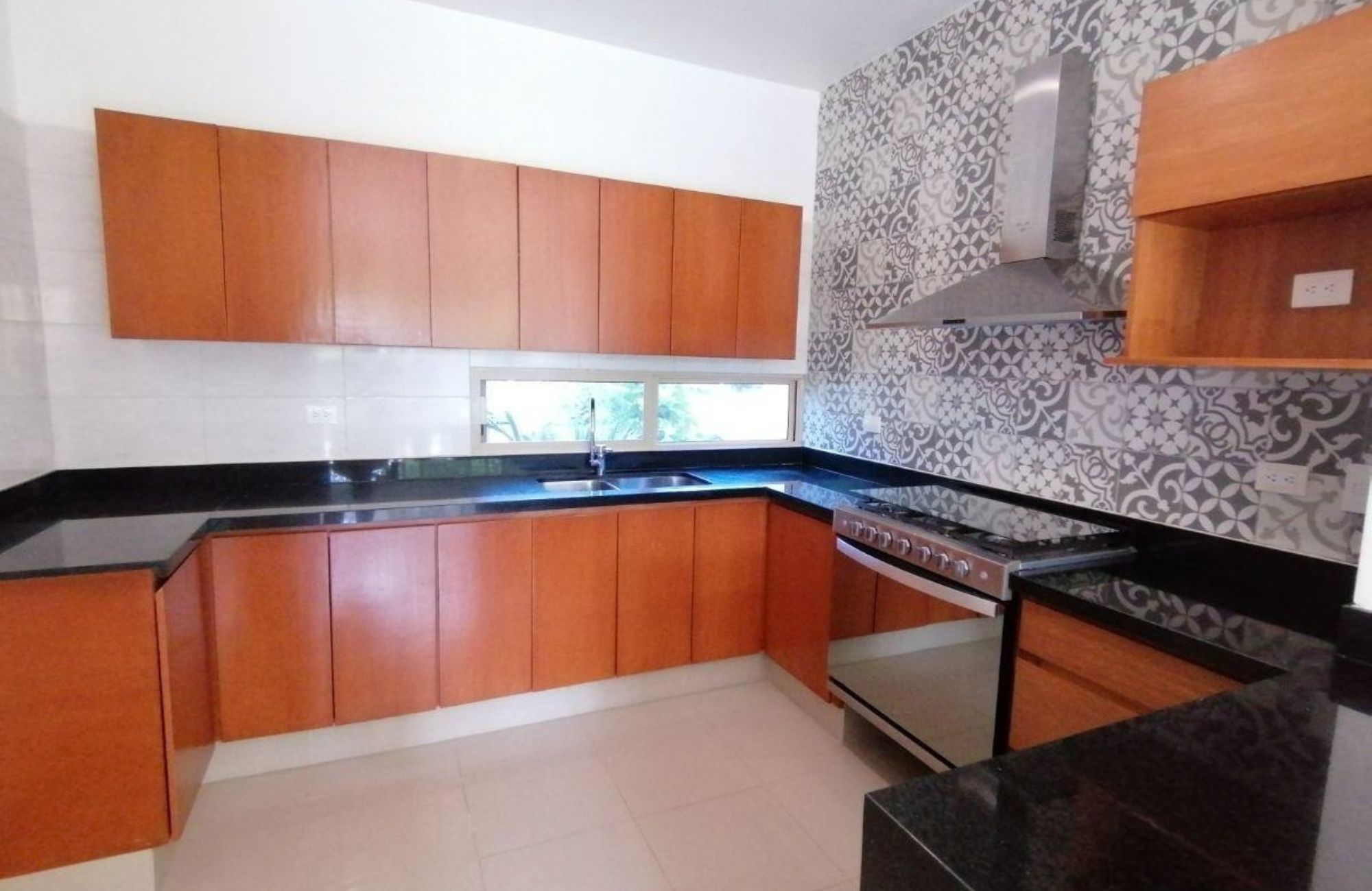 House in gated community with clubhouse, childrens playground, pool with swimming lane, paddle tennis court, 7,000 m2 of green areas, and m