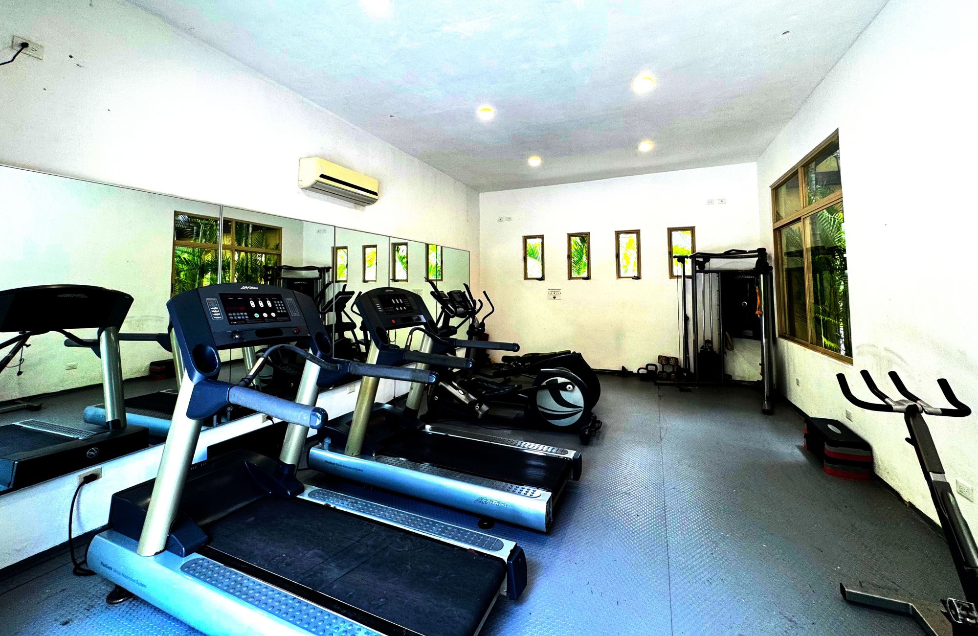 House in gated community with clubhouse, childrens playground, pool with swimming lane, paddle tennis court, 7,000 m2 of green areas, and m