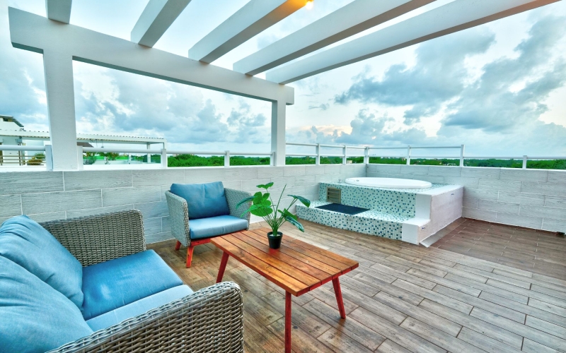 Two-story penthouse for sale, fully furnished with jacuzzi and smart home system.&nbsp;