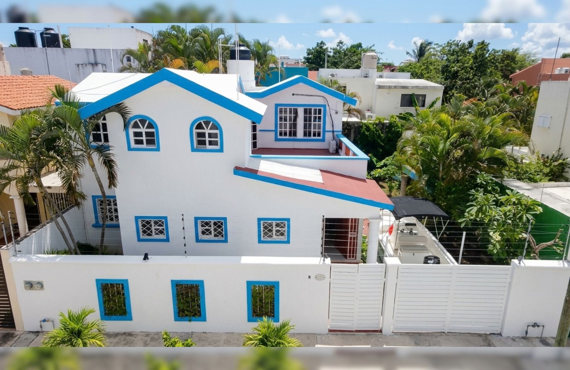 House REDUCED PRICE with private pool with LED lighting, 3.80 meter high ceilings, 5 minutes from the beach, for sale in Cozumel island.