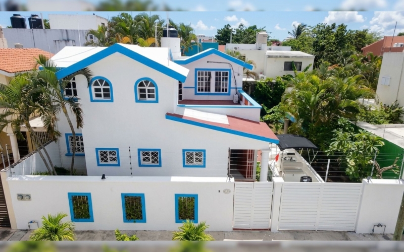 House with large garden, two levels, 4 blocks to the boardwalk, for sale